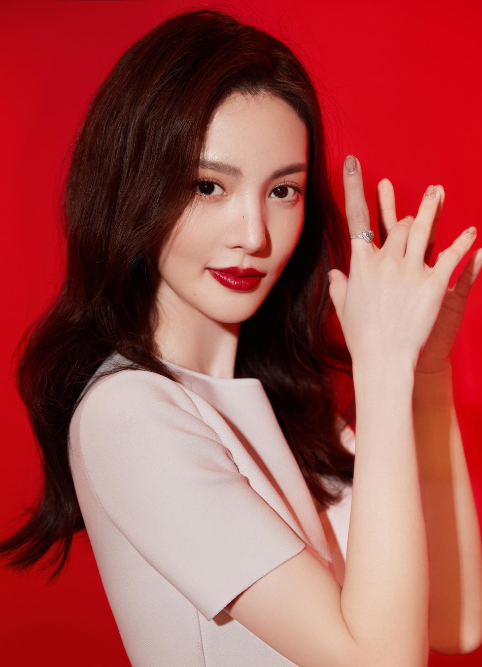 金晨粉红拼接短裙喜庆十足写真