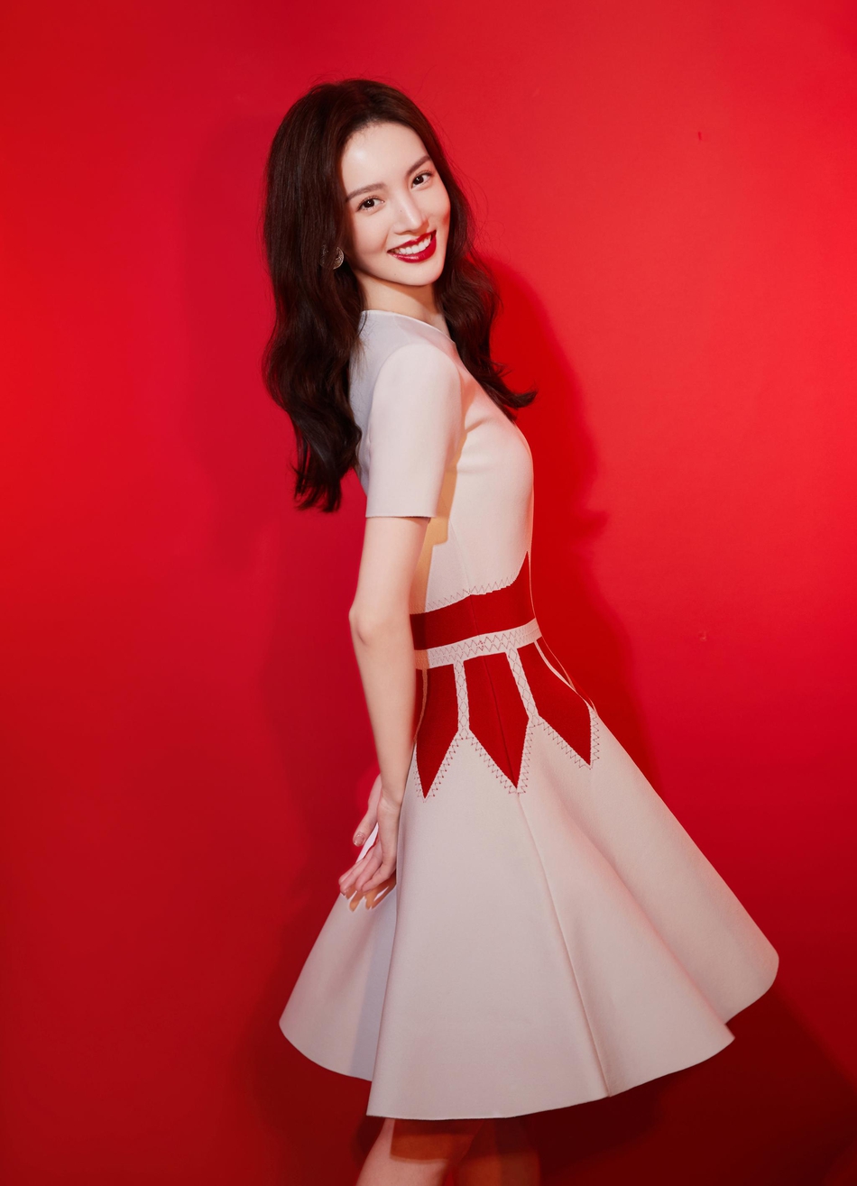 金晨粉红拼接短裙喜庆十足写真