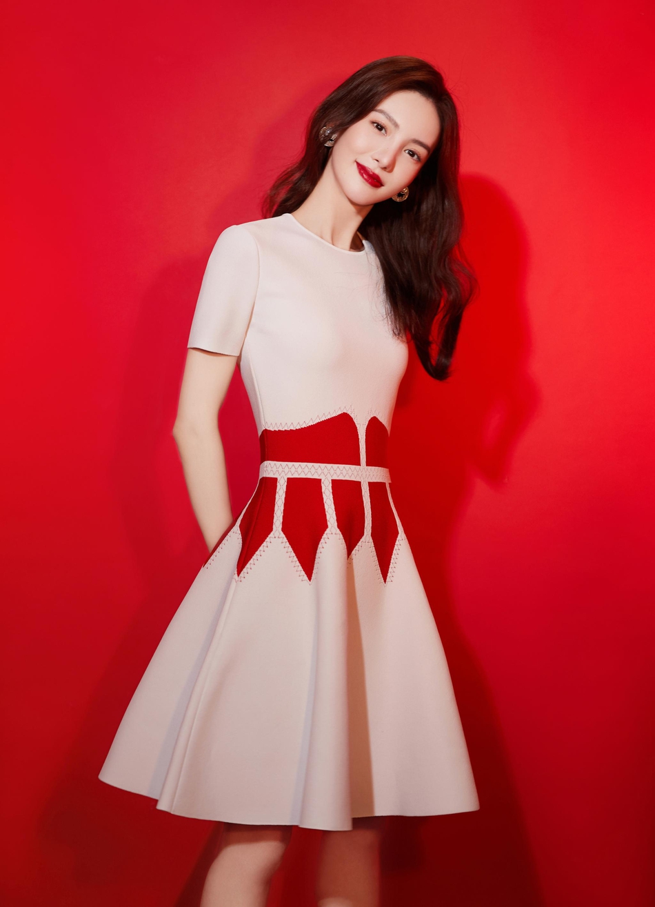 金晨粉红拼接短裙喜庆十足写真