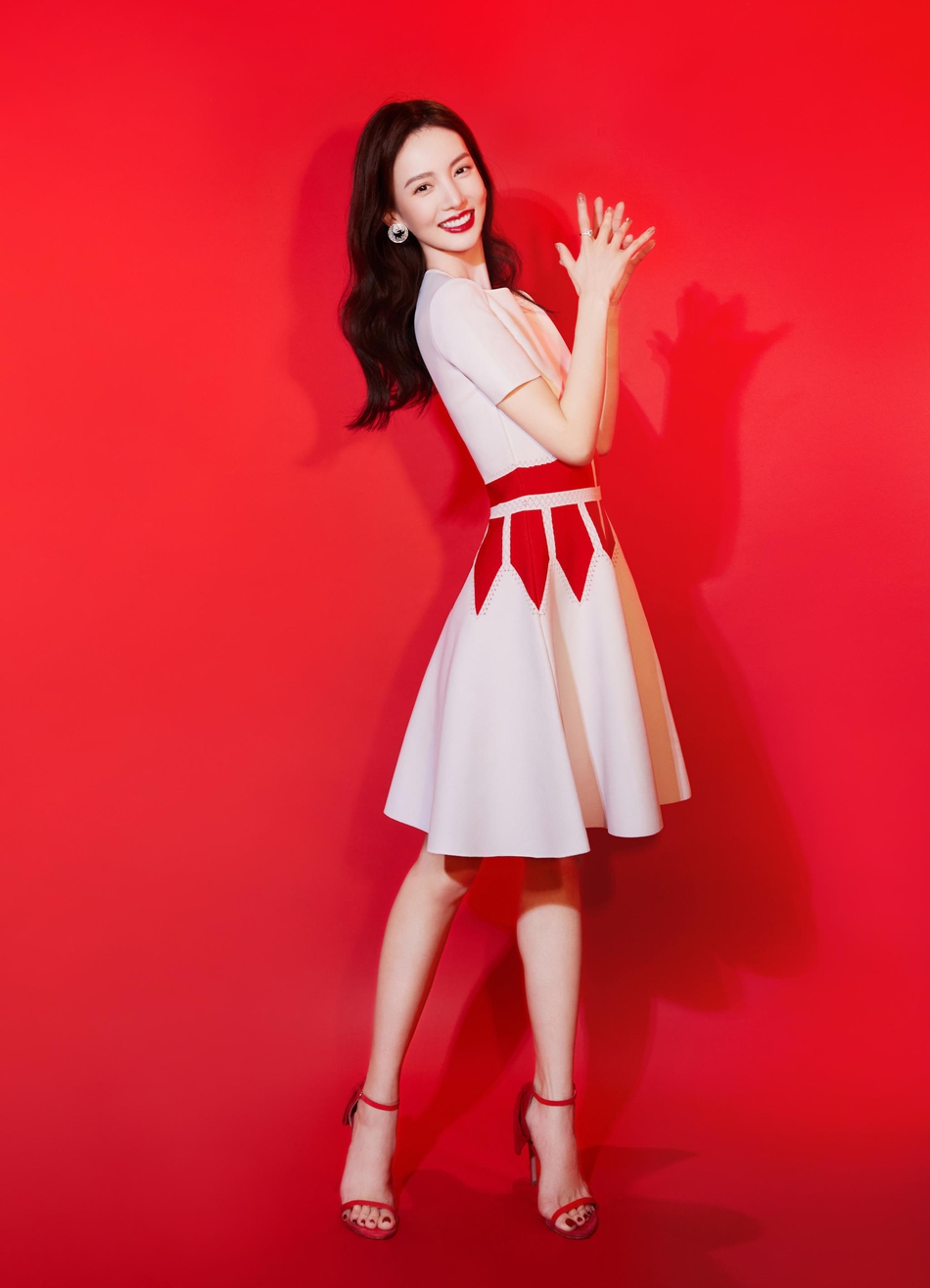 金晨粉红拼接短裙喜庆十足写真