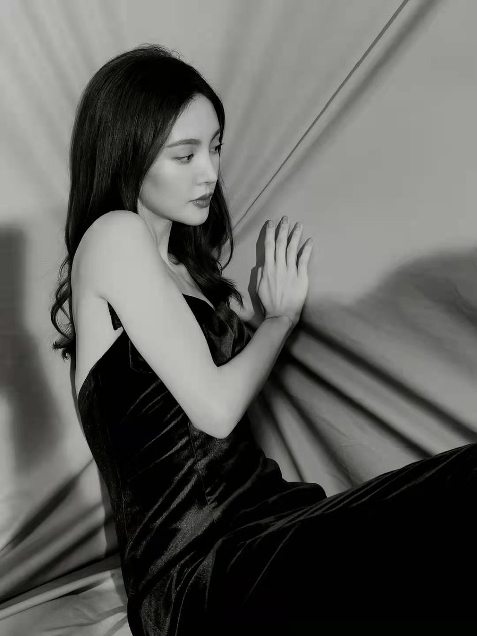 金晨吊带长裙妩媚动人写真美照