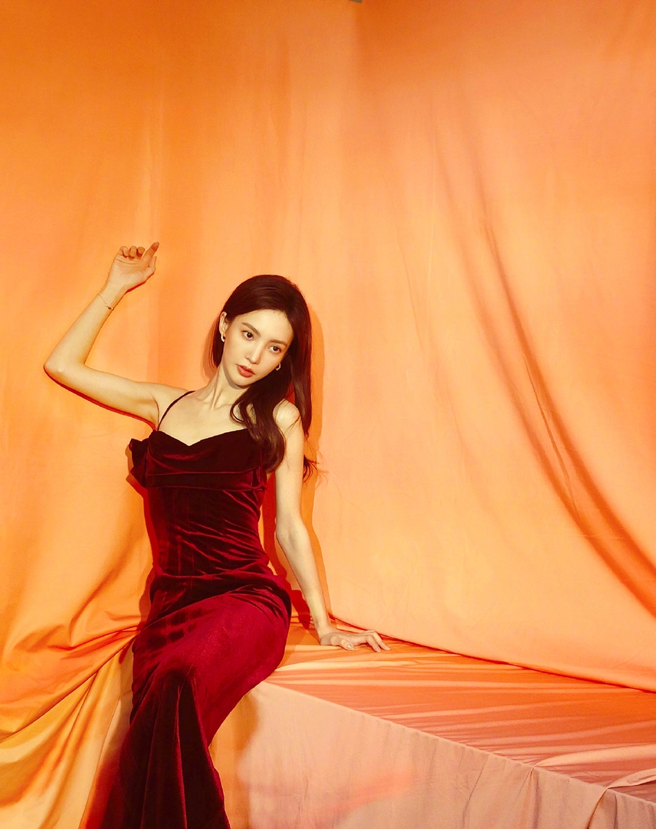 金晨吊带长裙妩媚动人写真美照
