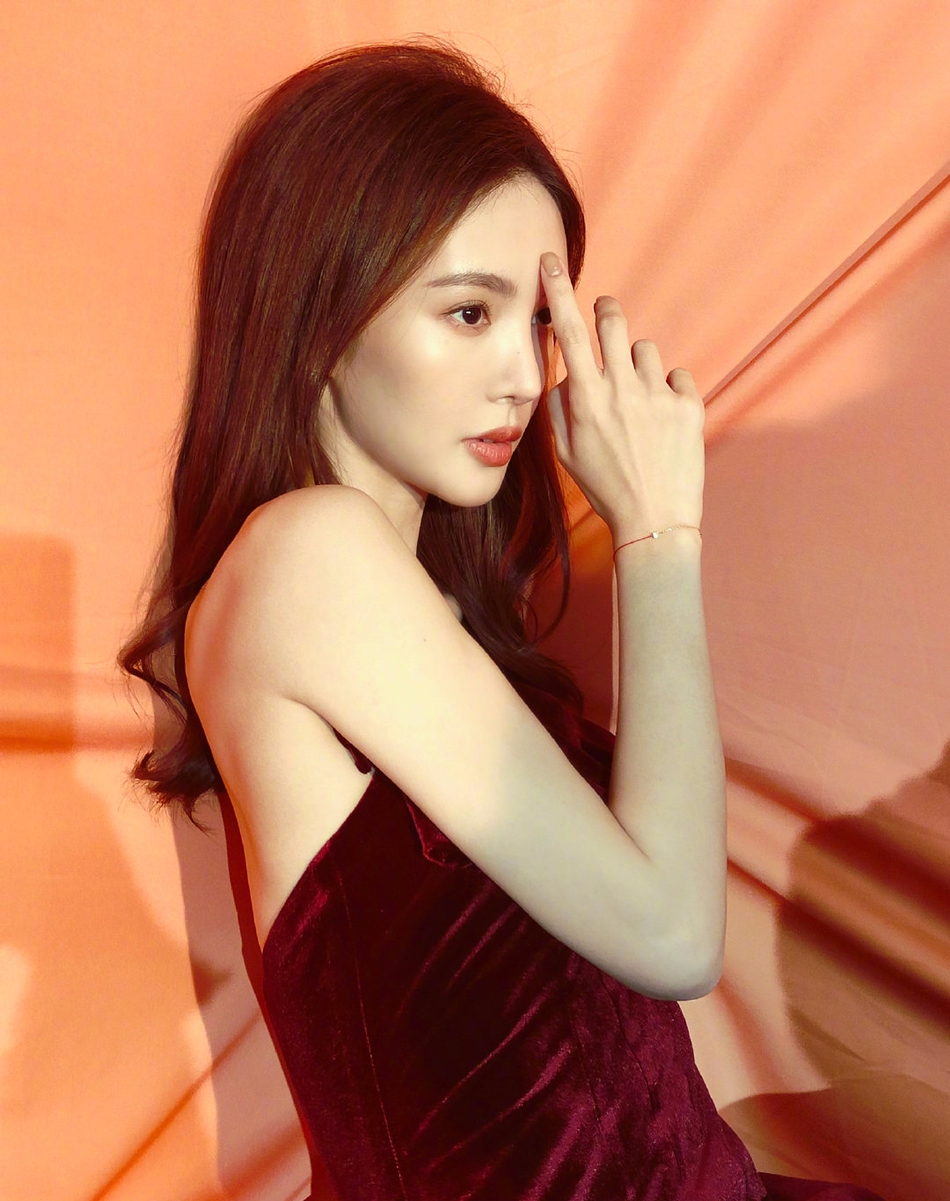 金晨吊带长裙妩媚动人写真美照