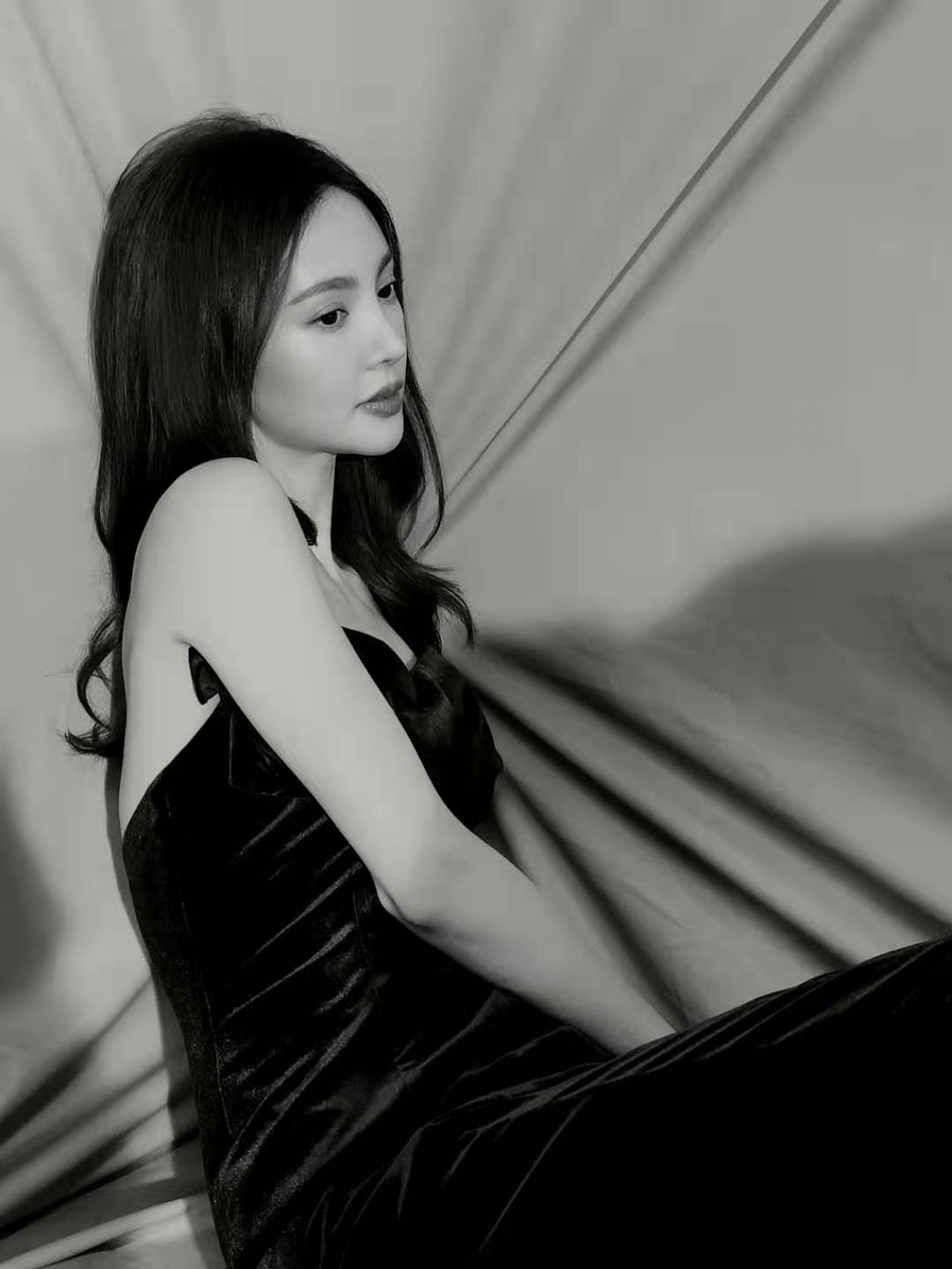 金晨吊带长裙妩媚动人写真美照