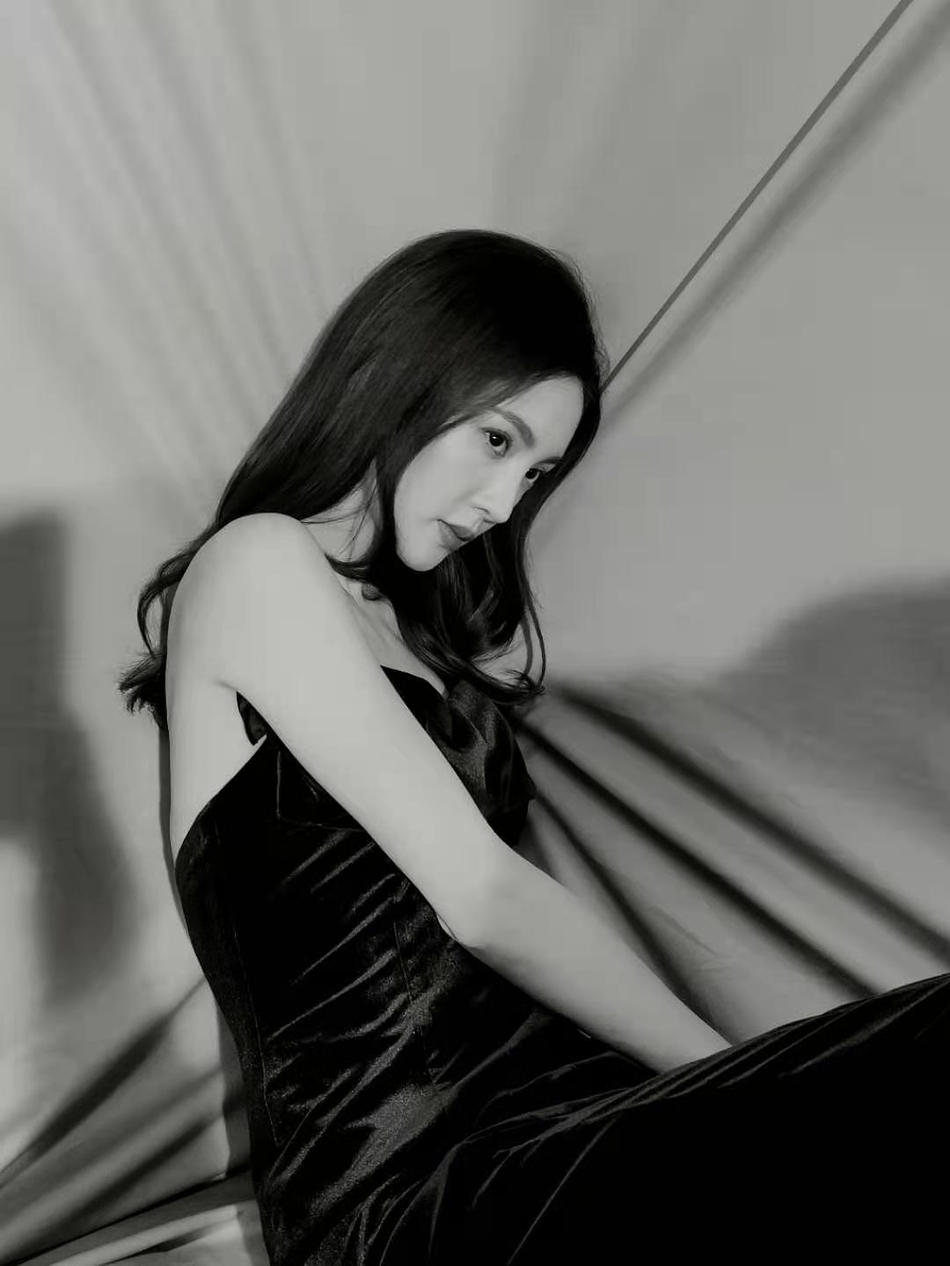 金晨吊带长裙妩媚动人写真美照