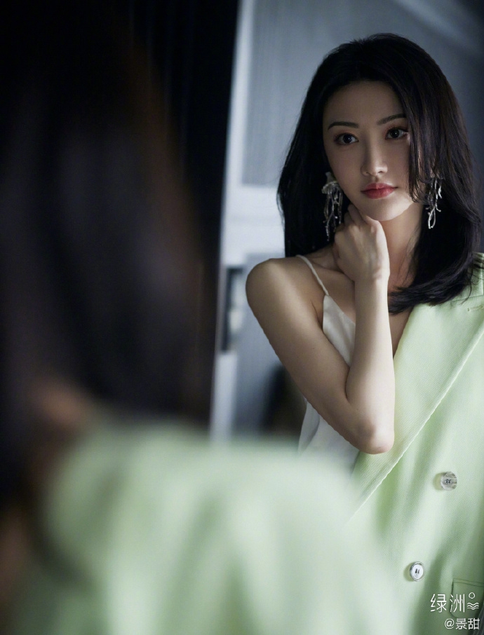 景甜绿色西装清新自然写真美照