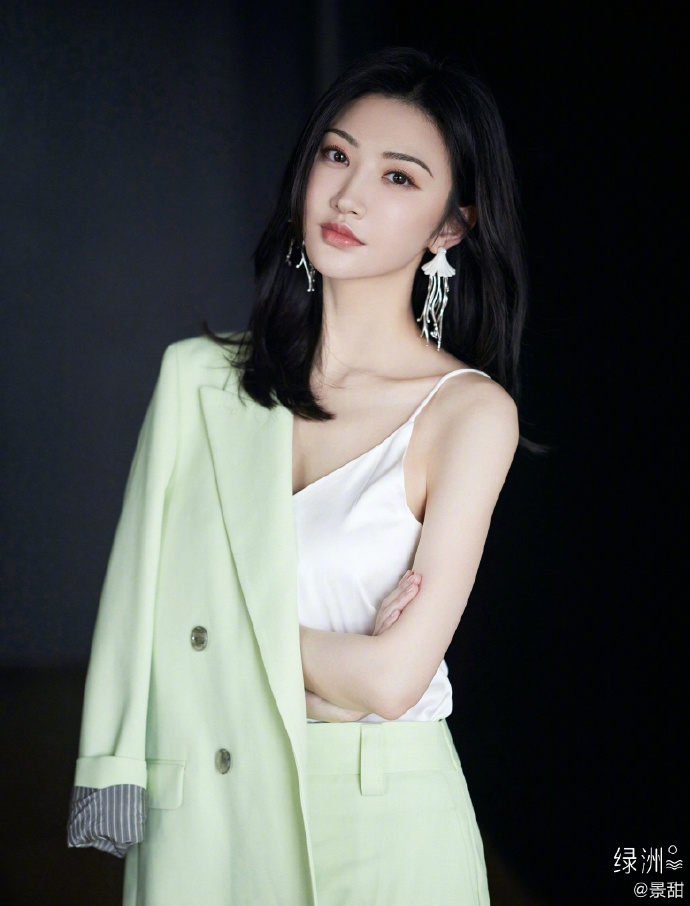 景甜绿色西装清新自然写真美照