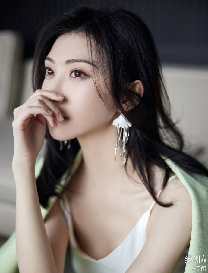 景甜绿色西装清新自然写真美照