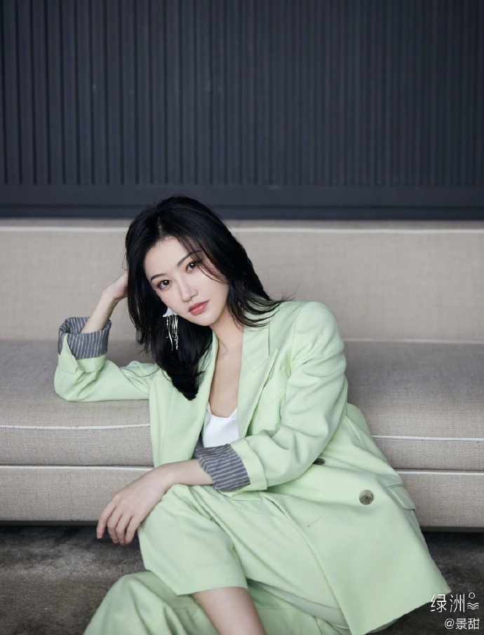 景甜绿色西装清新自然写真美照