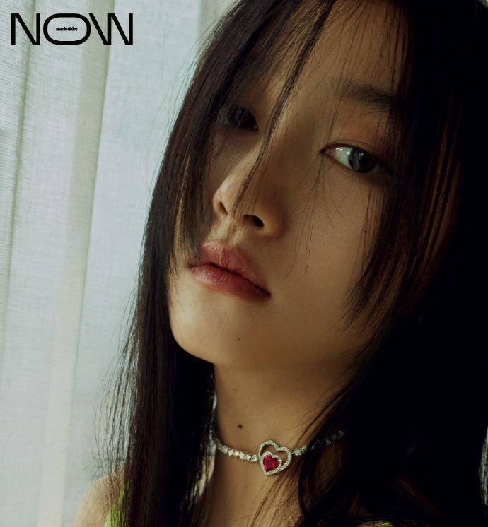 关晓彤衬衣叠穿故事感满满写真