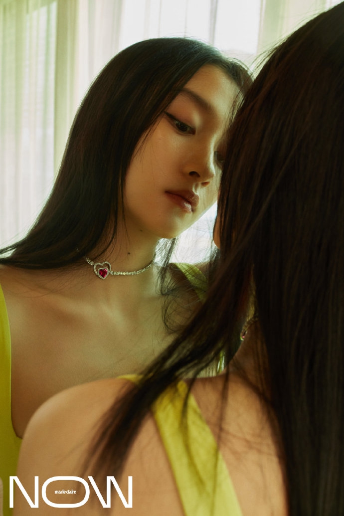 关晓彤衬衣叠穿故事感满满写真