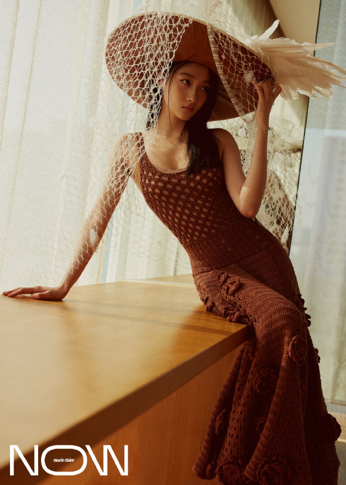 关晓彤衬衣叠穿故事感满满写真