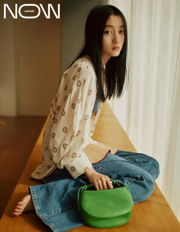 关晓彤衬衣叠穿故事感满满写真