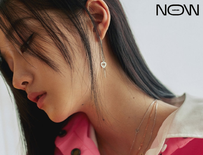 关晓彤衬衣叠穿故事感满满写真