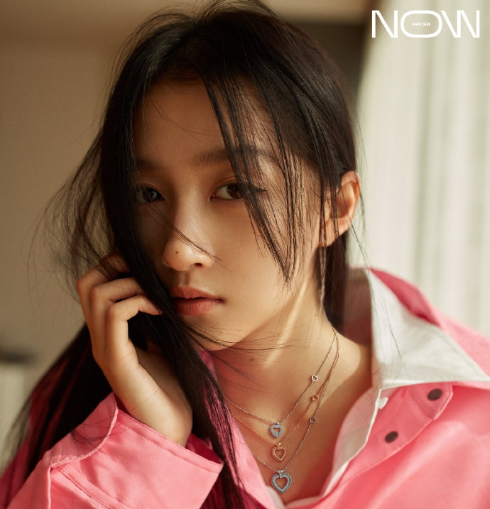 关晓彤衬衣叠穿故事感满满写真