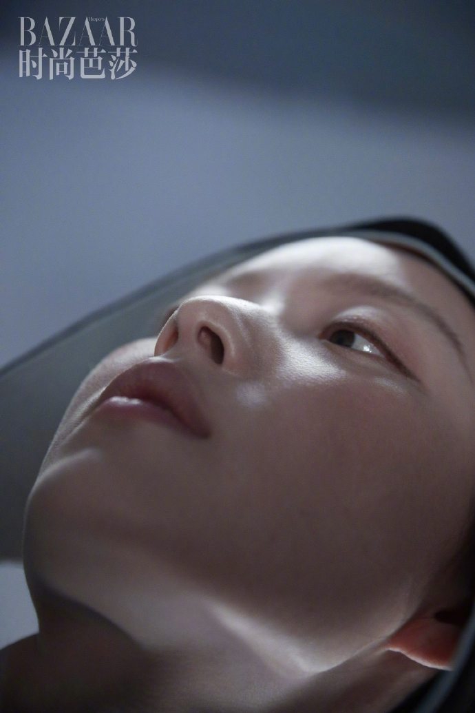 倪妮银发造型大胆前卫时尚写真