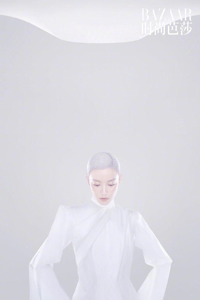 倪妮银发造型大胆前卫时尚写真