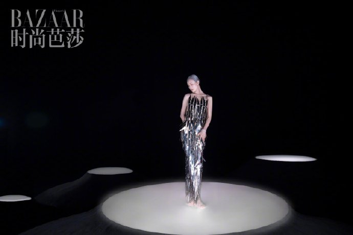 倪妮银发造型大胆前卫时尚写真