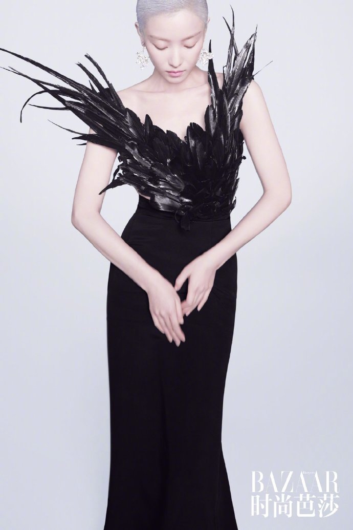 倪妮银发造型大胆前卫时尚写真