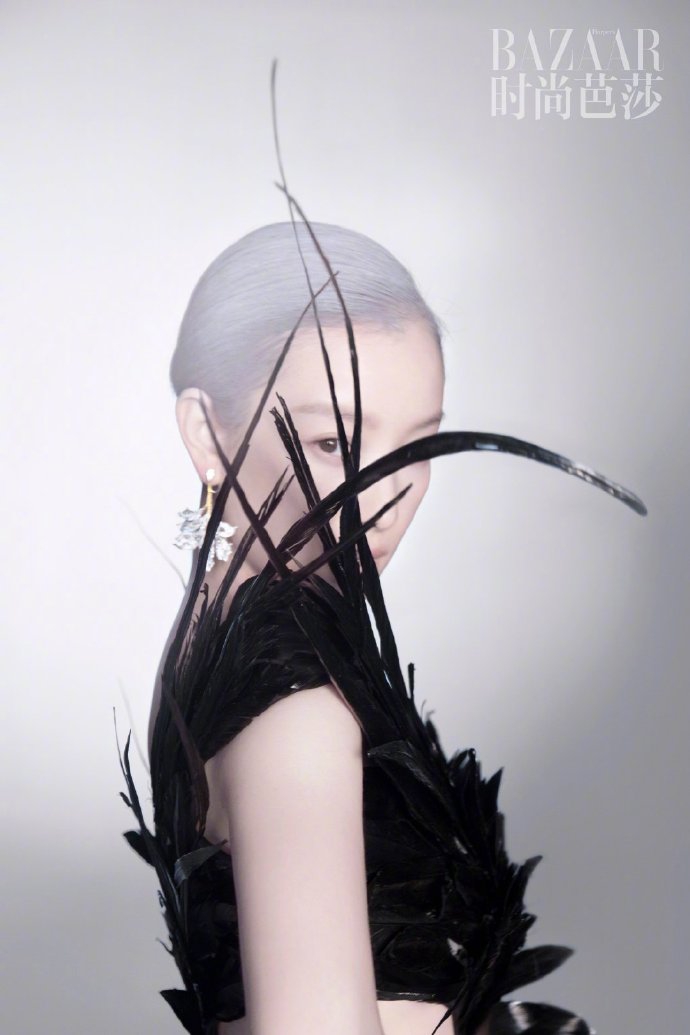 倪妮银发造型大胆前卫时尚写真