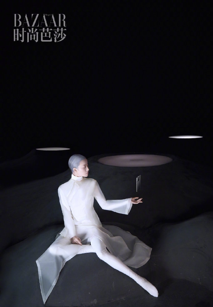 倪妮银发造型大胆前卫时尚写真