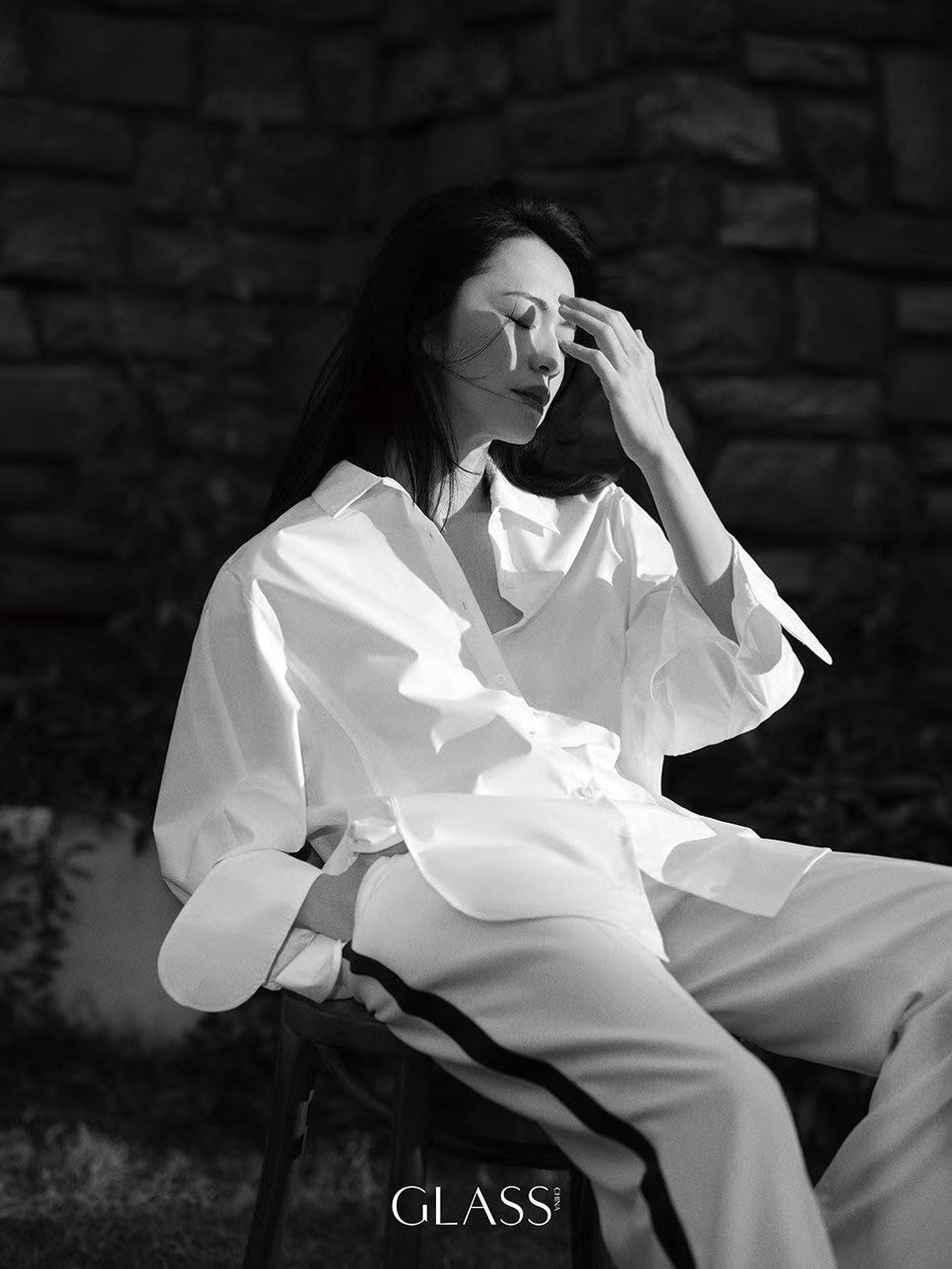 姚晨大玩下衣失踪长腿吸睛写真