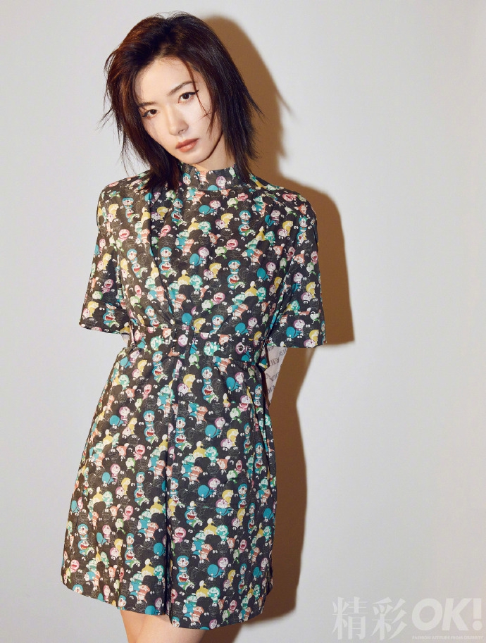 万茜气质冷傲眼神笃定杂志写真