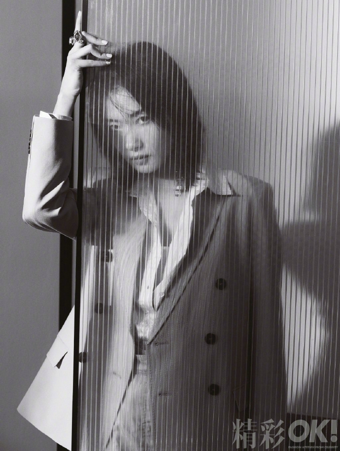 万茜气质冷傲眼神笃定杂志写真