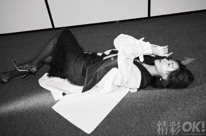 万茜气质冷傲眼神笃定杂志写真