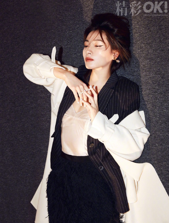 万茜气质冷傲眼神笃定杂志写真