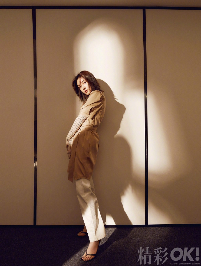 万茜气质冷傲眼神笃定杂志写真