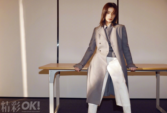 万茜气质冷傲眼神笃定杂志写真