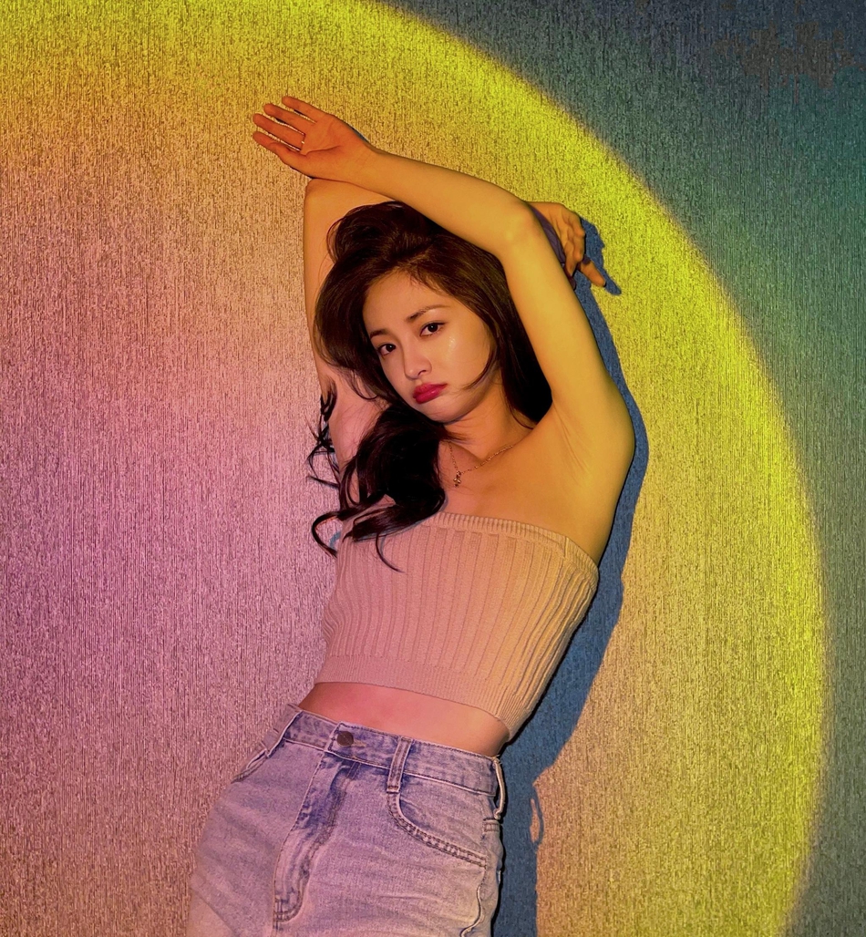 周洁琼九宫格自拍氛围感十足写真