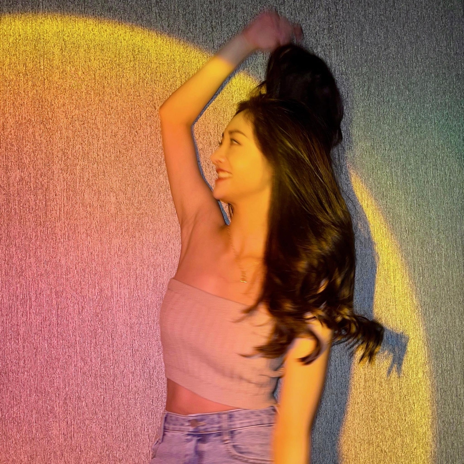 周洁琼九宫格自拍氛围感十足写真