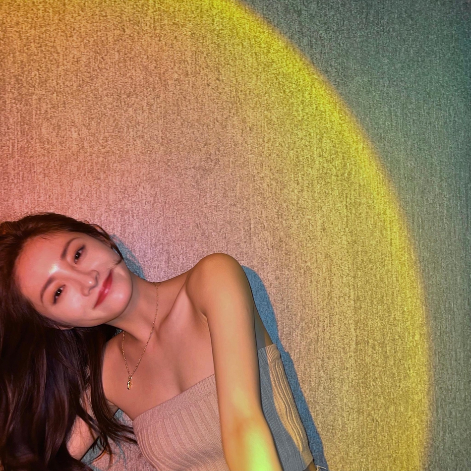 周洁琼九宫格自拍氛围感十足写真