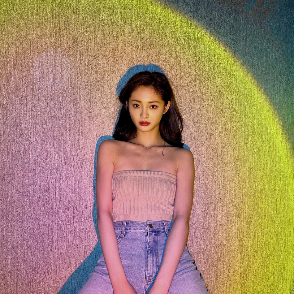 周洁琼九宫格自拍氛围感十足写真