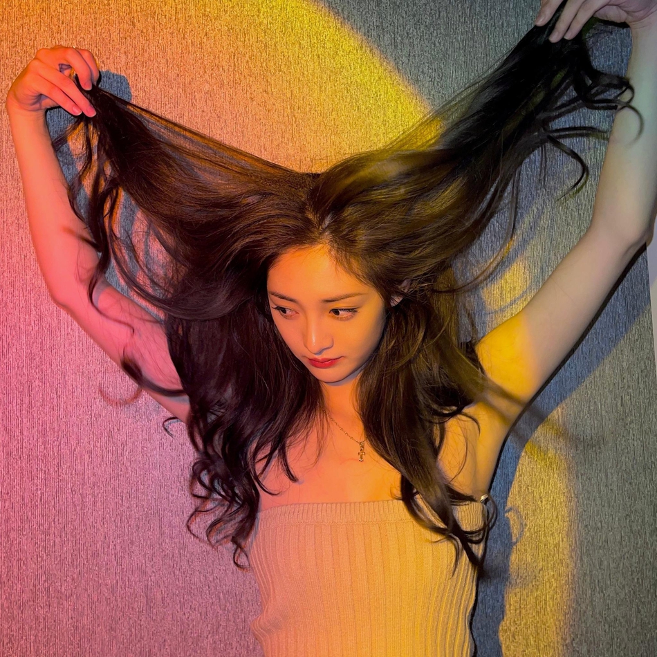 周洁琼九宫格自拍氛围感十足写真