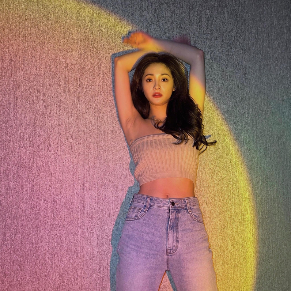 周洁琼九宫格自拍氛围感十足写真