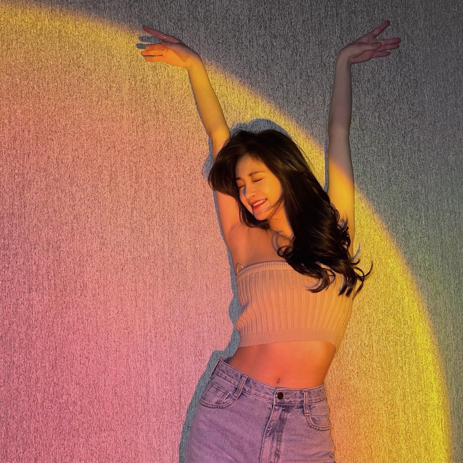 周洁琼九宫格自拍氛围感十足写真