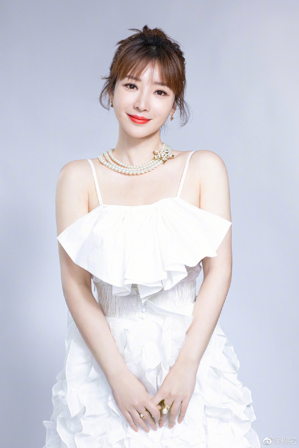 柳岩吊带白裙尽显清新妩媚写真