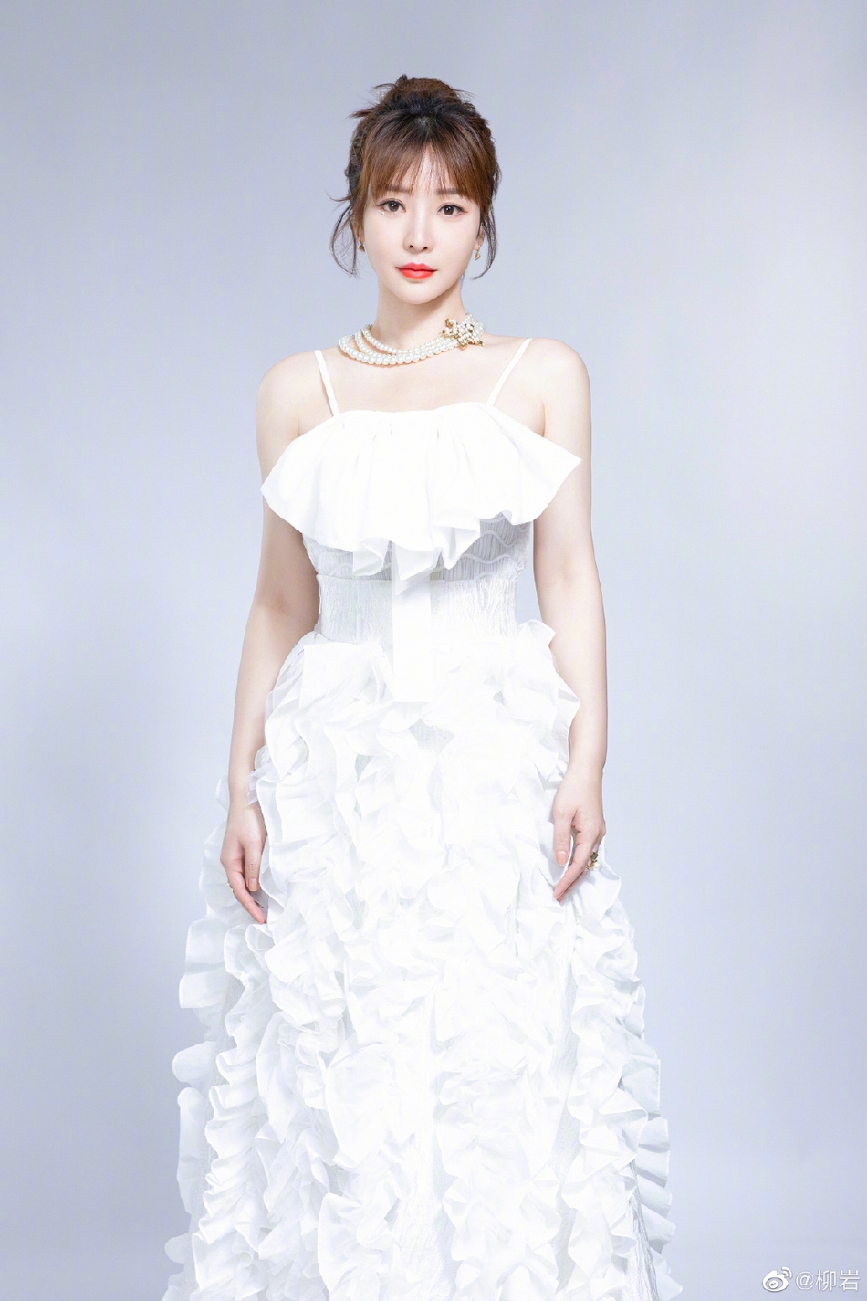 柳岩吊带白裙尽显清新妩媚写真