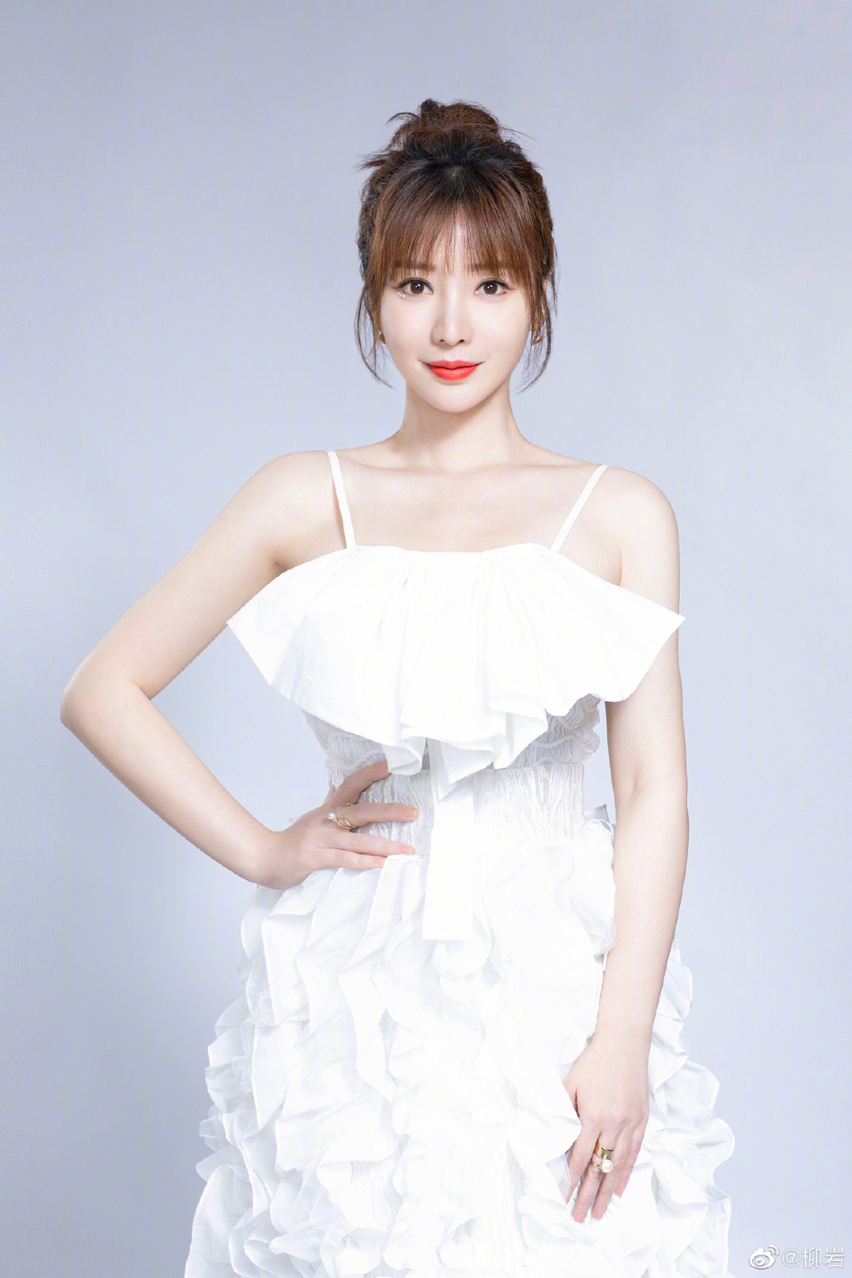 柳岩吊带白裙尽显清新妩媚写真