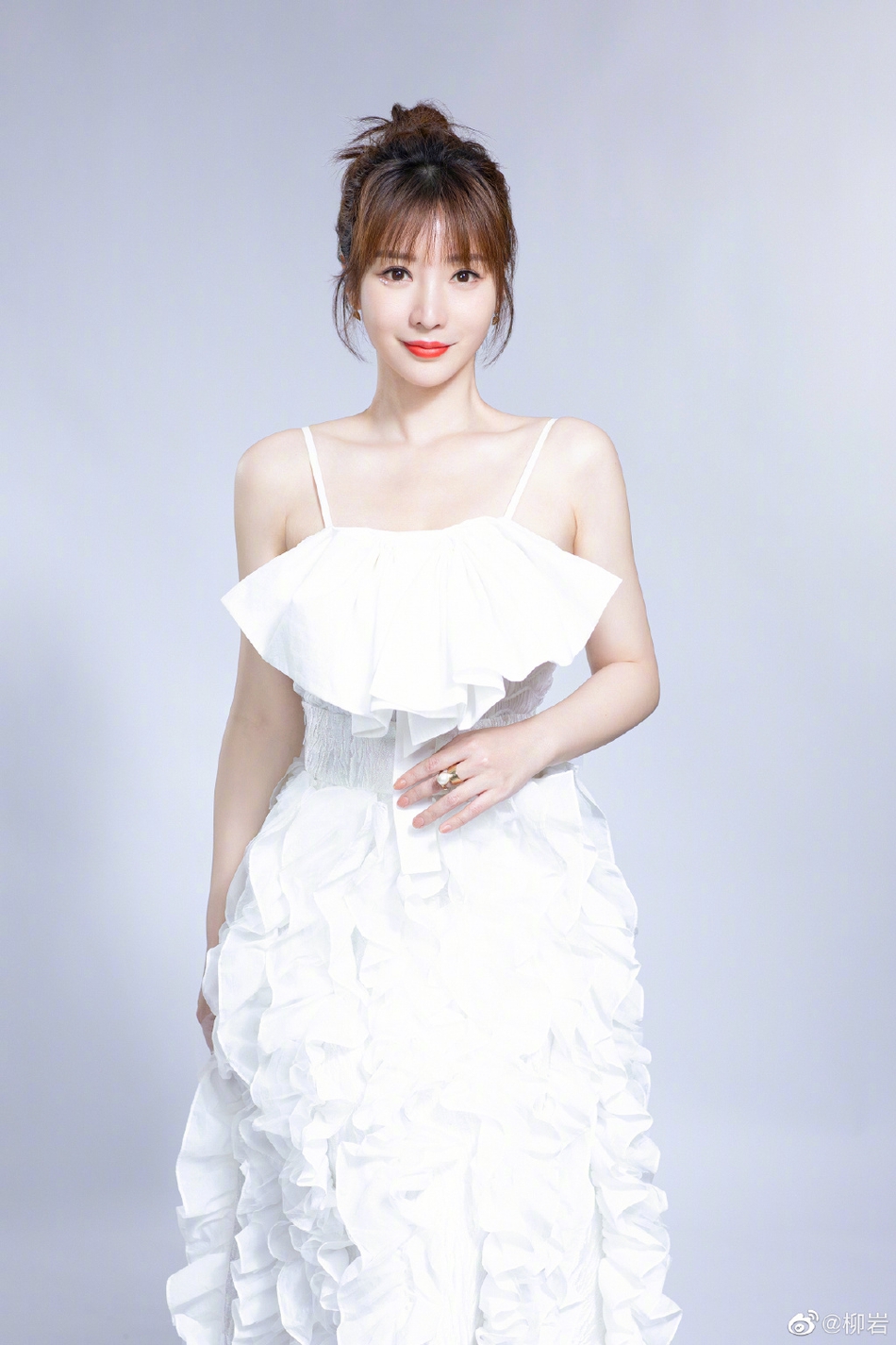 柳岩吊带白裙尽显清新妩媚写真