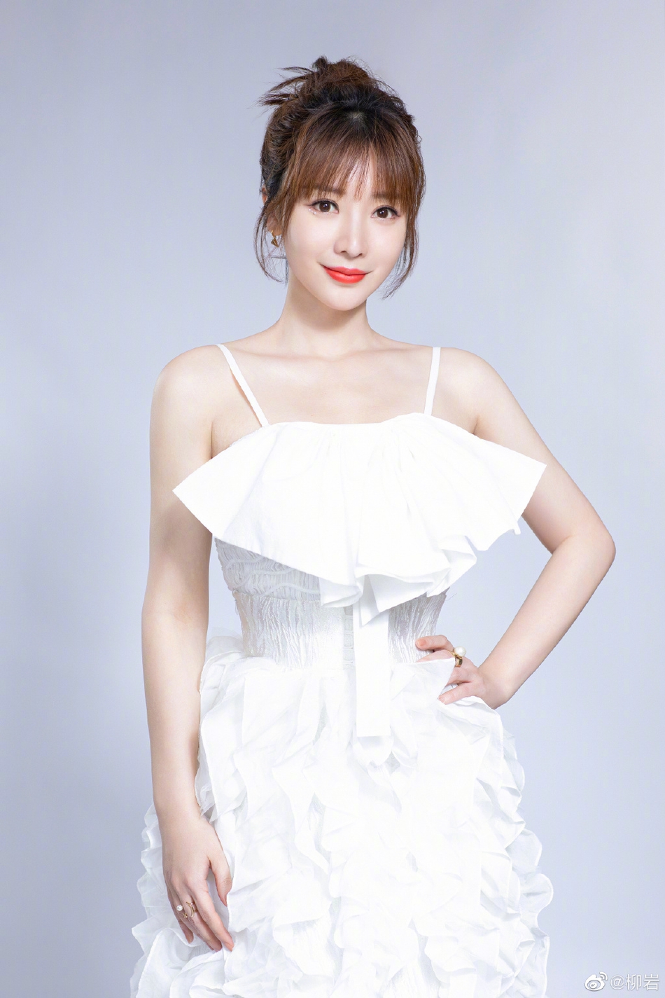 柳岩吊带白裙尽显清新妩媚写真