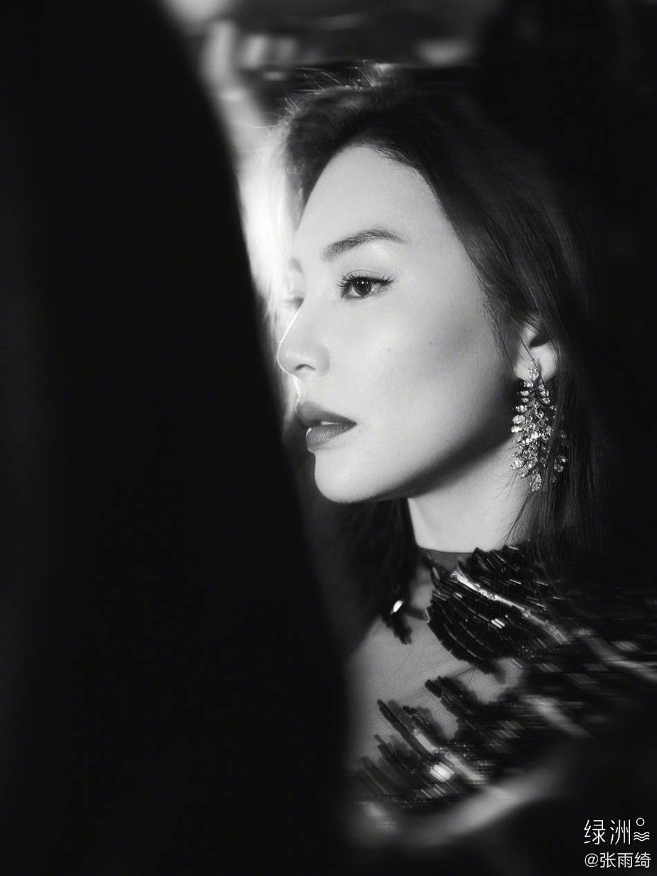 张雨绮露背高叉黑裙冷艳性感写真