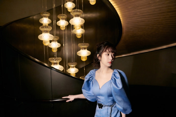 杨紫蓝色提花廓形裙温婉优雅写真