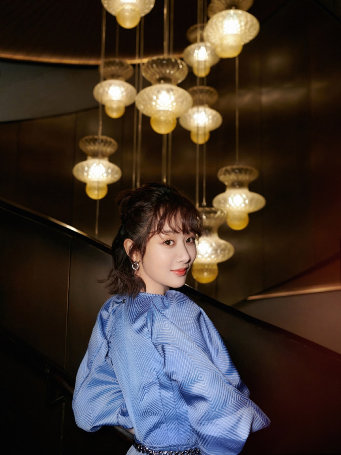 杨紫蓝色提花廓形裙温婉优雅写真