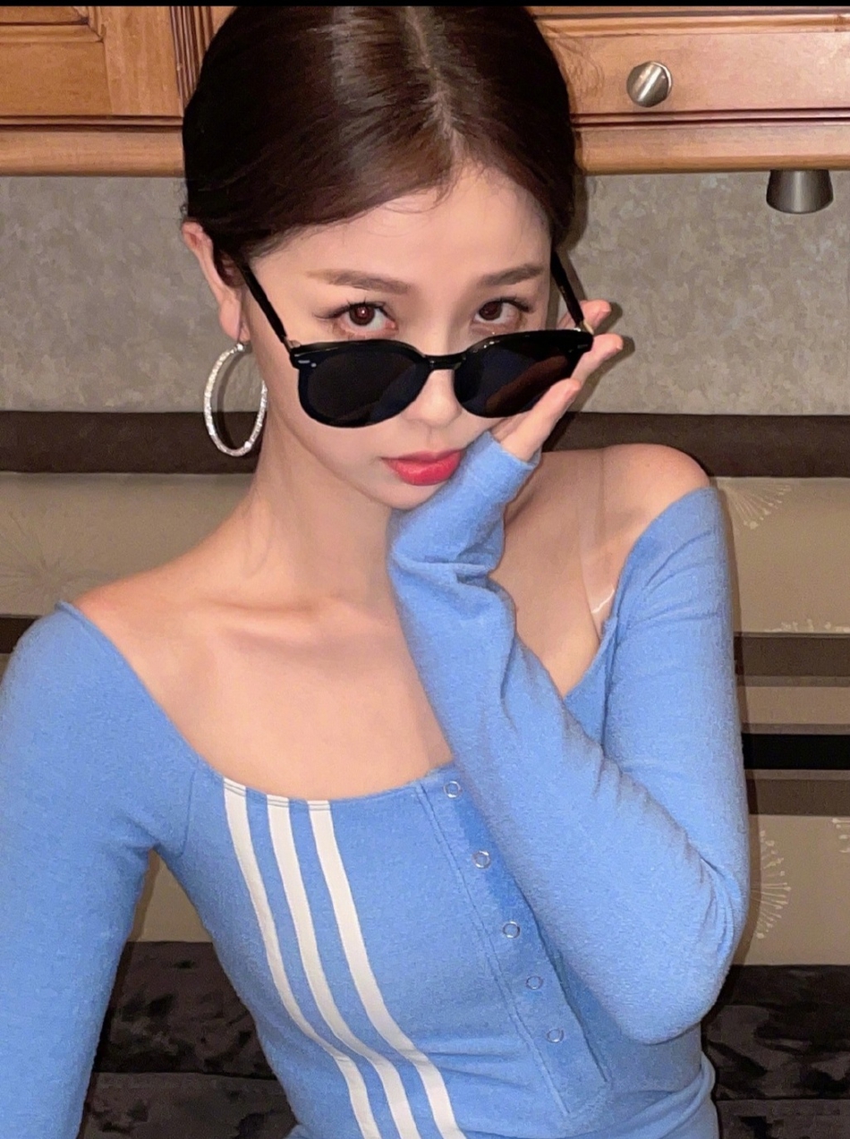 虞书欣紧身针织衫秀玲珑曲线写真