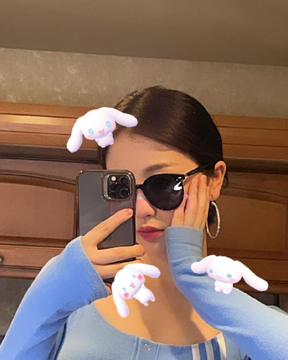 虞书欣紧身针织衫秀玲珑曲线写真