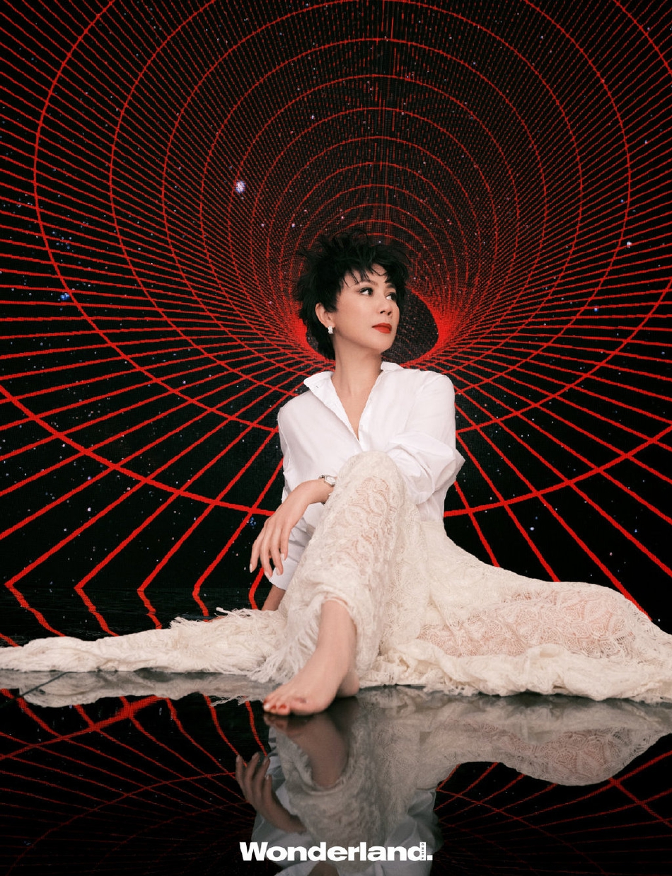 刘嘉玲气场全开演绎红黑经典写真